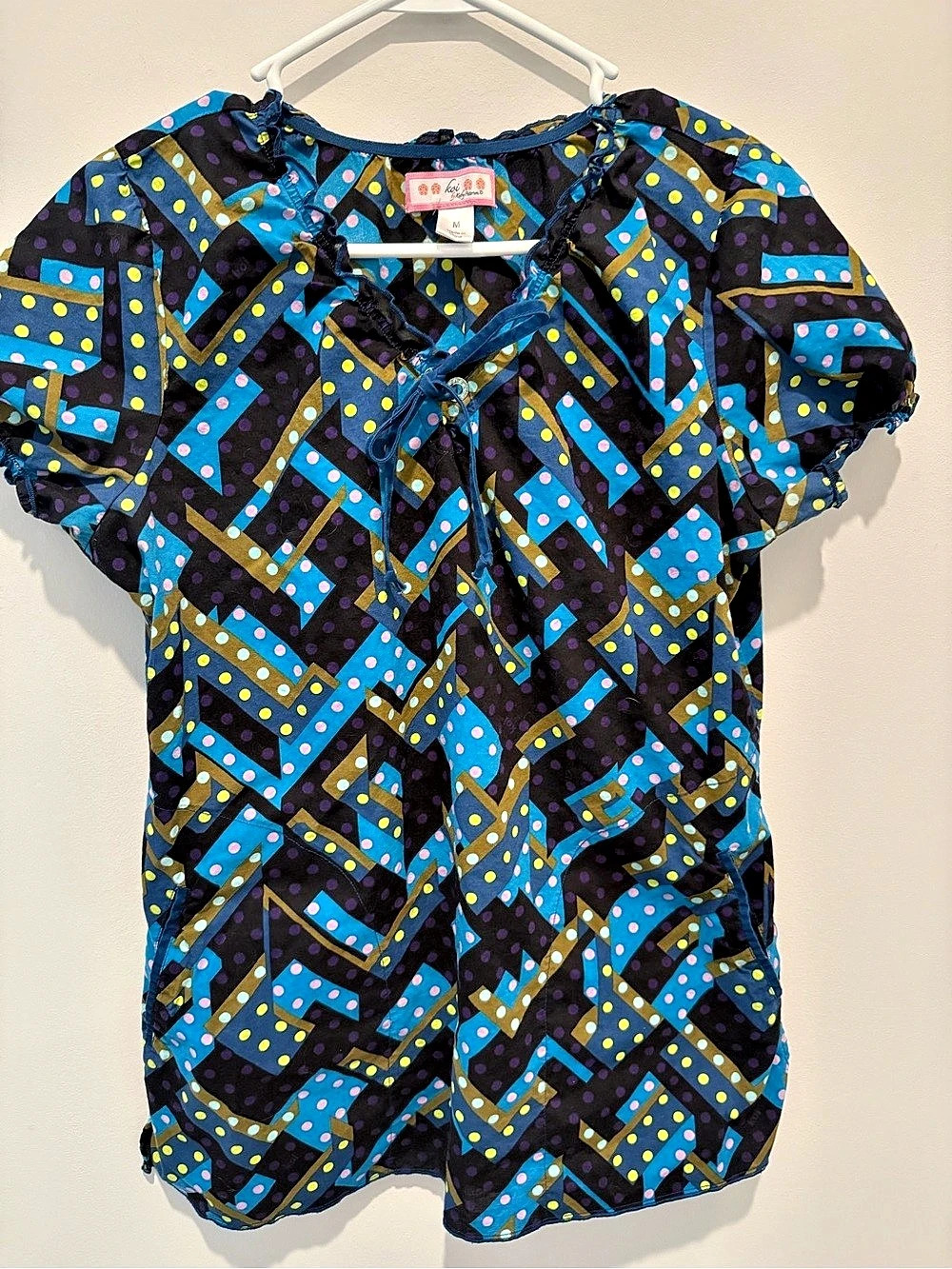 Koi Scrub Top in Black & Blue Size Medium